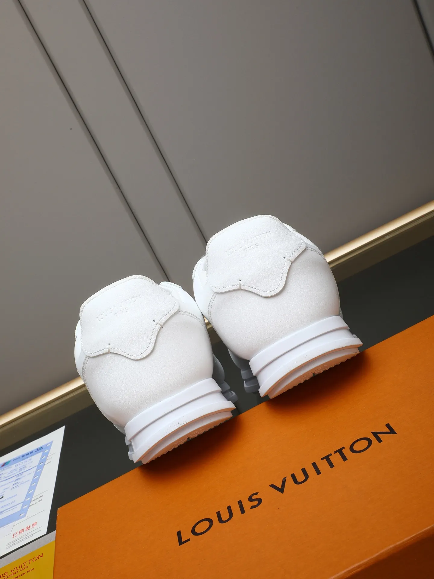 PP560 LV Louis Vuitton L Jialu Brand Runner Tatic Series Thick-soled Casual Sports Shoes Running Shoes Original purchase, development and production This LV Runner Tatic sports shoe combines technical materials such as mesh fabric and ribbons to interpret the inspiration of traditional mountaineering shoes. LV letters are written on one side, the lariat buckle of the quick lacing system is embellished with Monogram flowers and Louis Vuitton logos, and the light and wear-resistant rubber outsole completes the whole. ▪️Fabric: Original imported cowhide + mesh ▪️Inner lining: Original customized breathable mesh ▪️Sole: Original open-molded anti-slip rubber combination material ▪️Size: Men's 38-44 (customized for 45 and 46)